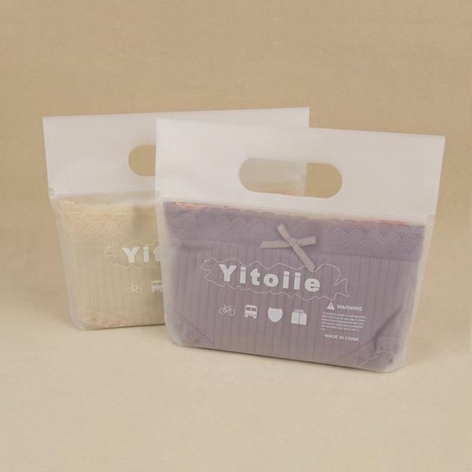 কাস্টম প্রিন্টিং ইকো-বন্ধুত্বপূর্ণ পুনরায় সিলযোগ্য প্লাস্টিকের জিপলক ব্যাগ হ্যান্ডেল সহ পোশাকের জন্য প্যাকেজিং ব্যাগ 4